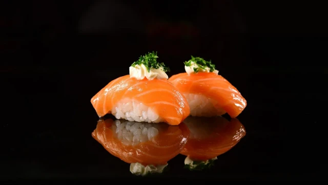 دو تکه سوشی