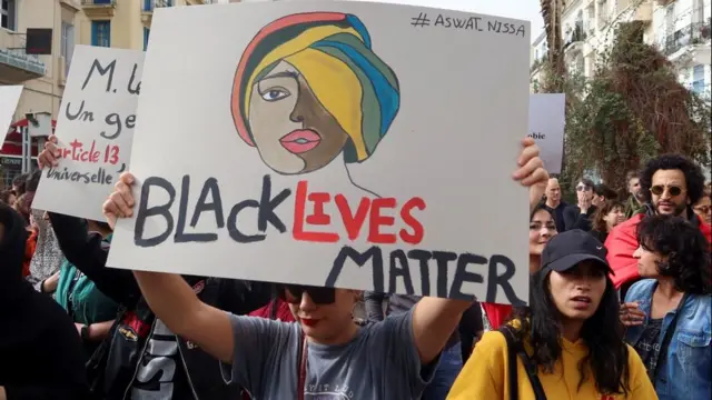 ኣብዚ ጉዳይ ተቓውሞ ንምስማዕ ናብ ኣደባባይ ዝወፅኡ ቱኒዚያ