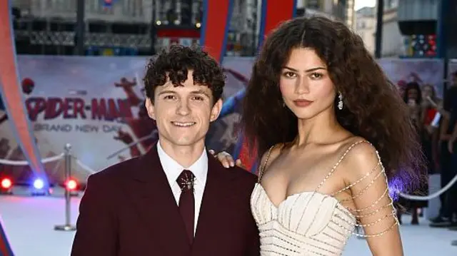 Tom Holland y Zendaya posan juntos durante el estreno de la película "Spiderman: un nuevo día"