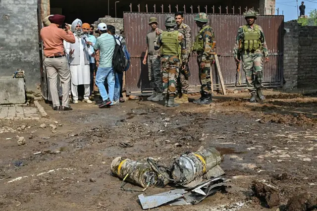 ভারতীয় আকাশ প্রতিরক্ষা ব্যবস্থা দ্বারা প্রতিহত হওয়া বিস্ফোরক যা ড্রোন মারফত উৎক্ষেপ করা হয়েছে বলে জানিয়েছে ভারতীয় সেনা।