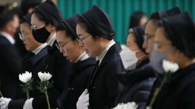 Petugas pemadam kebakaran bekerja di reruntuhan pesawat Jeju Air di Bandara Internasional Muan di Muan, Korea Selatan, pada 29 Desember 2024.