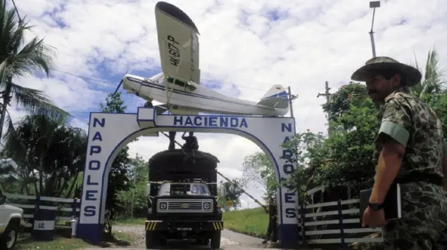 Foto arsip ini menunjukkan pesawat kecil yang digunakan Escobar untuk mengirimkan kokain ke Amerika Serikat. 