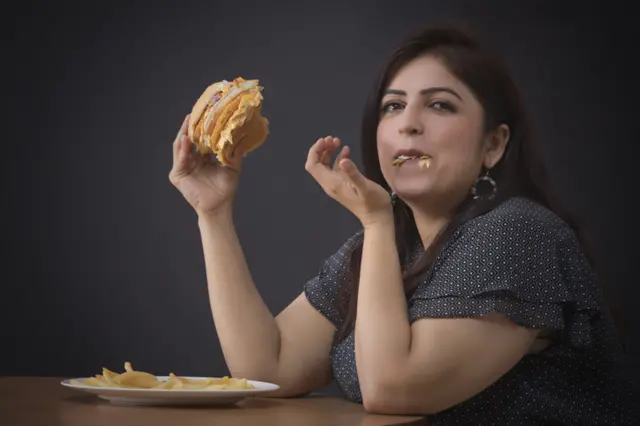 सतत खाण्याचा आजार म्हणजेच ‘बिंज इटिंग डिसॉर्डर’ (Binge eating disorder) 