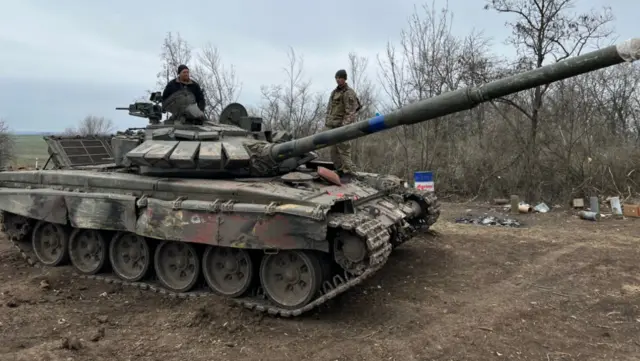 Один з трофейних російських танків Т-72Б3 на Харківщині, квітень 2022 р.