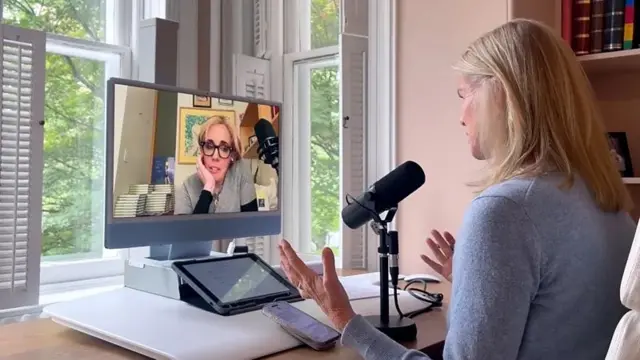 Uma mulher conversando com outra em uma chamada de vídeo pela tela do computador