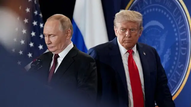 Владимир Путин и Дональд Трамп на трибуне саммита на Аляске идут в противоположные стороны