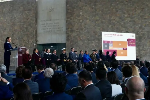 Os principais membros do gabinete e líderes empresariais acompanharam a apresentação do Plano México pela presidente