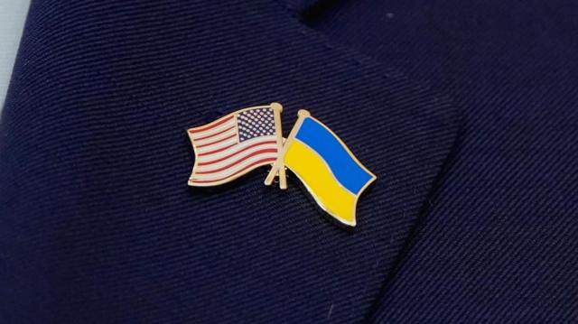 Значок с флагами Украины и США