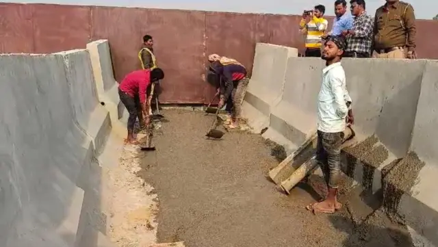 ਕਿਸਾਨਾਂ ਨੂੰ ਰੋਕਣ ਲਈ ਪੱਕੀਆਂ ਰੋਕਾਂ ਲਾਉਂਦੇ ਮਜ਼ਦੂਰ