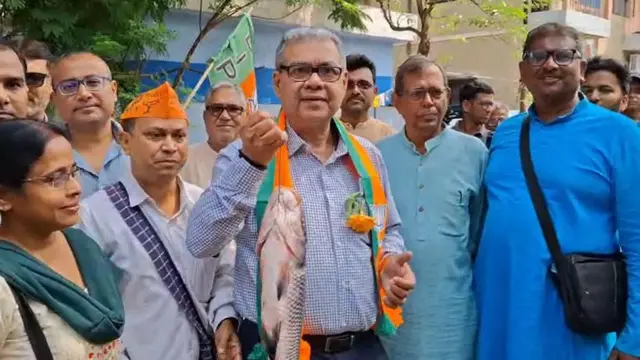 
কলকাতার সল্ট লেকে মাছ হাতে নিয়ে প্রচারে বেরিয়েছিলেন ওই কেন্দ্রের বিজেপি প্রার্থী
