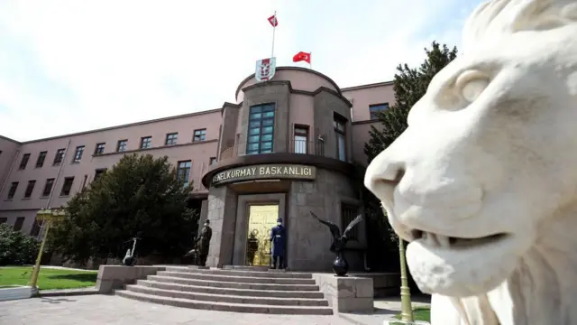 Ankara'daki Genelkurmay Başkanlığı binası. Önünde iki asker nöbet tutuyor. Fotoğrafın kadrajında bir de aslan heykeli görülüyor.