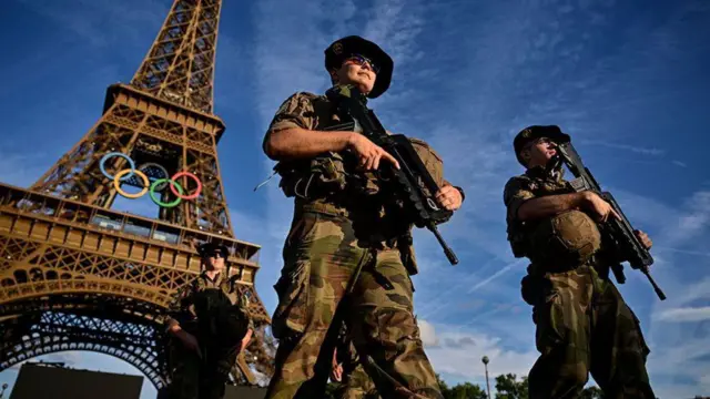 エッフェル塔の前で警備に当たるフランス兵