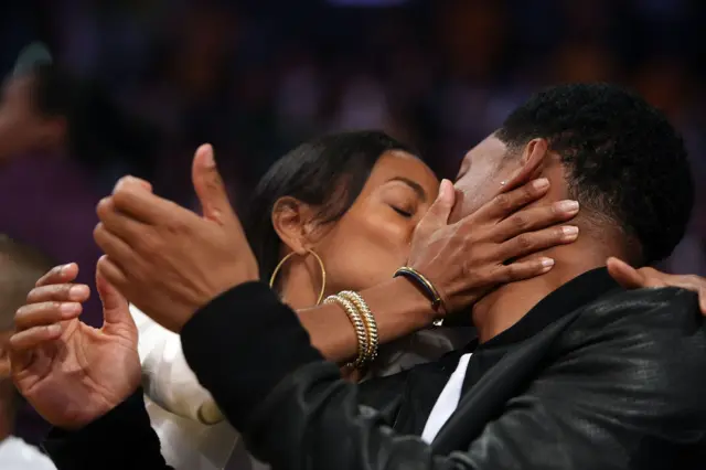 Will Smith and Jada Smith dey kiss