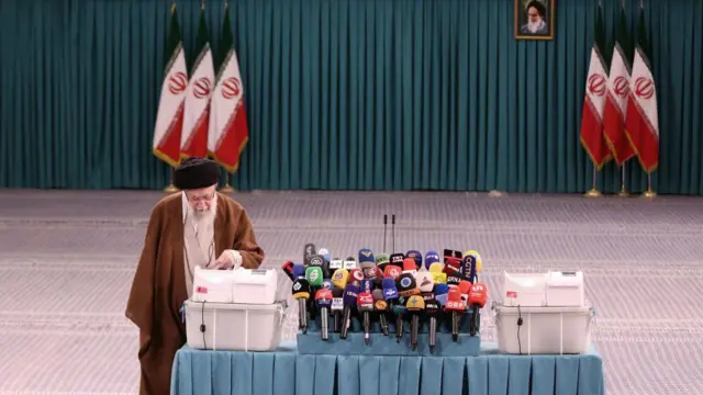 علی خامنه ای در حال رای دادن