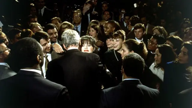 بيل كلينتون يعانق مونيكا لوينسكي في حفل جمع التبرعات للحزب الديمقراطي في العاصمة واشنطن، 23 أكتوبر/كانون الأول 1996.