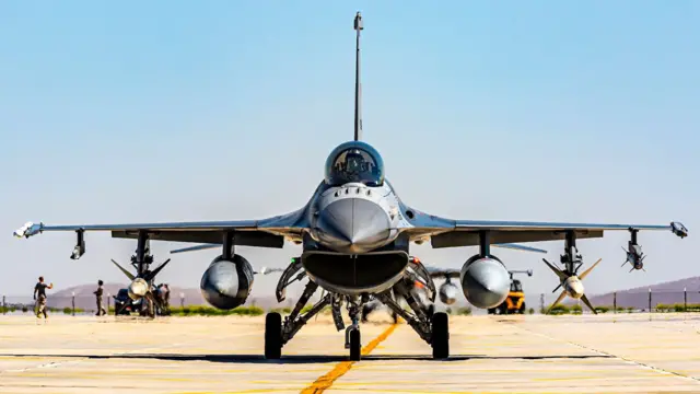 Pistte bir F-16 uçağı