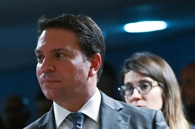 Ramagem olhando para o lado em sala