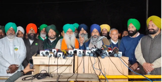 ਚੰਡੀਗੜ੍ਹ ਵਿੱਚ 6 ਘੰਟੇ ਚੱਲੀ ਬੈਠਕ ਤੋਂ ਬਾਅਦ ਕਿਸਾਨ ਆਗੂ ਪੱਤਰਕਾਰਾਂ ਨੂੰ ਸੰਬੋਧਨ ਕਰਦੇ ਹੋਏ