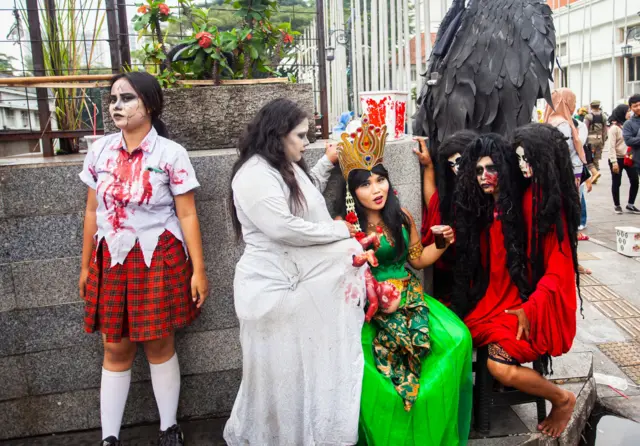 Para cosplayer hantu klasik Indonesia di sekitar Alun-alun Kota Bandung, Jawa Barat. Mereka merupakan bagian dari daya tarik wisata, banyak wisatawan berfoto bersama mereka.