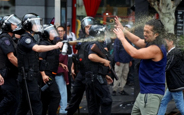 Confronto das forças de segurança com manifestantes