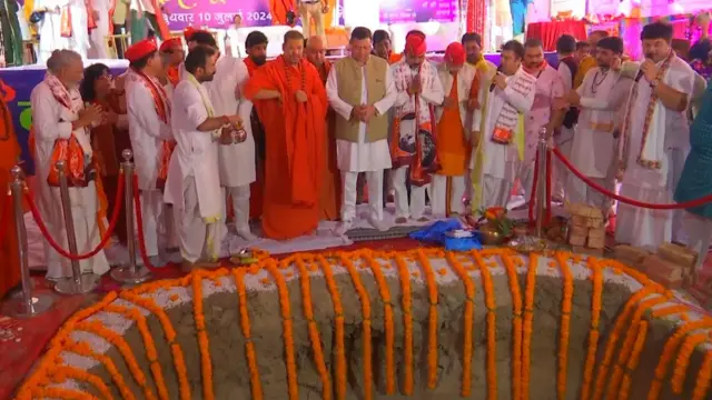 दिल्ली में केदारनाथ मंदिर की आधारशिला रखते हुए उत्तराखंड के मुख्यमंत्री पुष्कर सिंह धामी