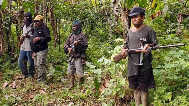 Anggota gerakan separatis Gerakan Papua Merdeka (OPM) tampil di depan media di hutan belantara provinsi Papua Indonesia