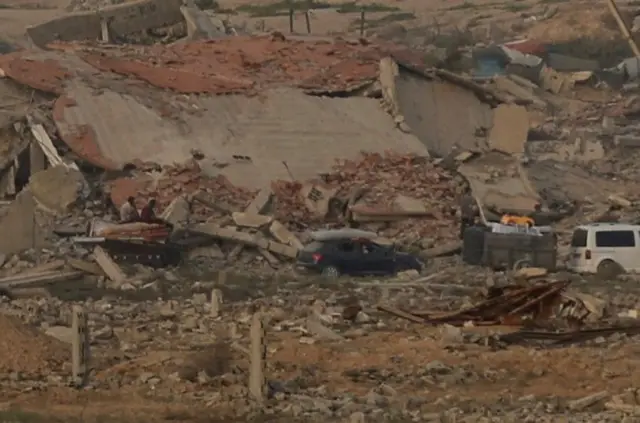 gaza, pojas gaze, dečaci stoje i gledaju razrušeni deo gaze