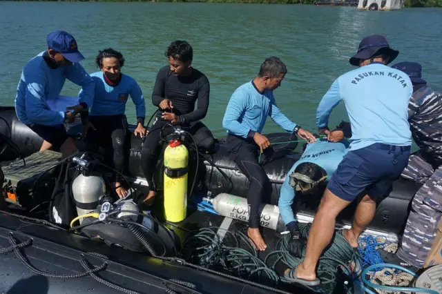 Pusat Komando Pasukan Katak TNI AL mengerahkan tujuh penyelam.