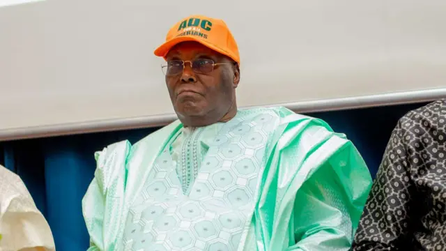 Atiku wọ agbádá aláwọ̀ ewé, ó dé fìla tí wọ́n kọ ADC sí