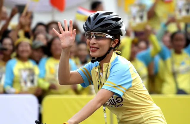 ทรงปั่นจักรยานนำขบวนที่สอง ในกิจกรรม Bike for Dad