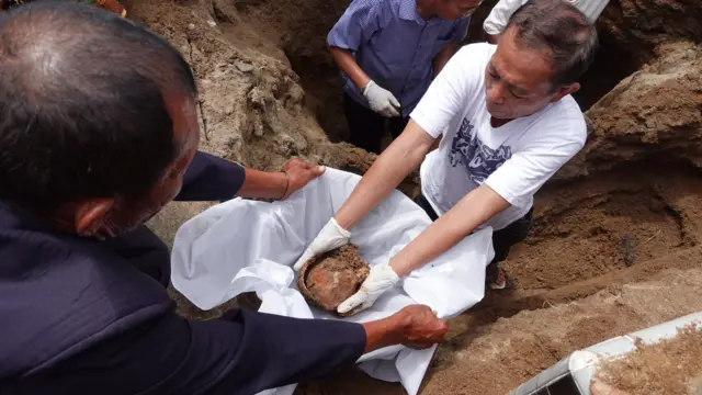 Penyerahan tulang-belulang dalam mangongkal holi.