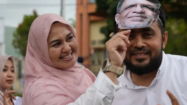 Calon Wakil Wali Kota Langsa, Meutia Apriani (kiri) bersama suaminya saat kampanye di Kota Langsa