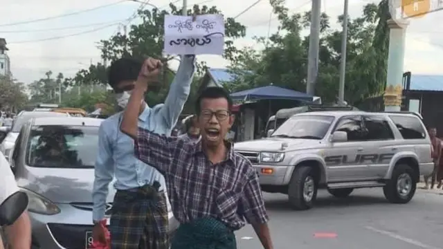 ဒေါက်တာတေဇာဆန်းနဲ့အတူ ဆန္ဒထုတ်ဖော်နေတဲ့ ကိုထက်မြတ်အောင် 