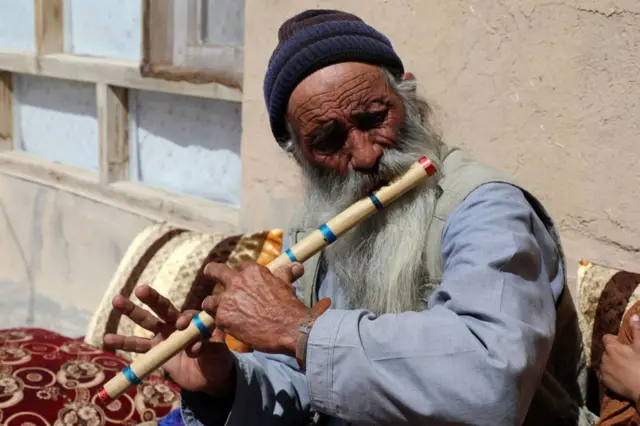 جانان انصاری، مرد ۷۰ ساله ایکه دو پسرش را که سرباز بودند در دولت گذشته از دست داد می‌گوید برای آرامش خود در گذشته نی می‌نواخت