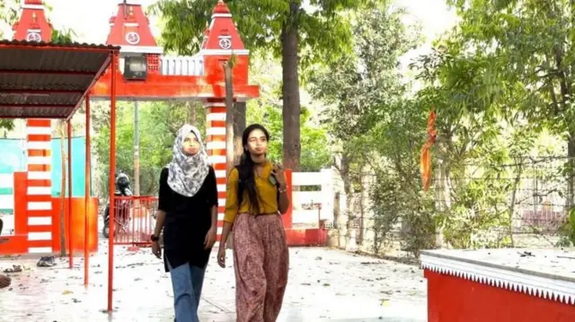 மதத்தின் சுவர் இடிந்து விழுந்து நட்பு மலர்ந்த தருணம்! 