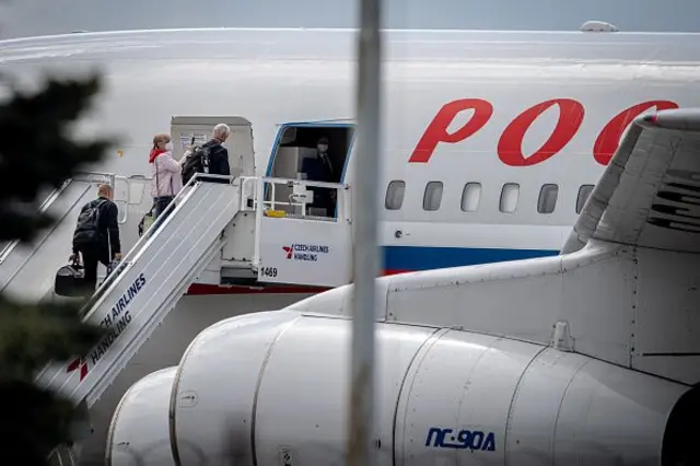 російські дипломати сідають на літак