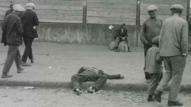 Pessoa morta na rua da Ucrânia durante holodomor