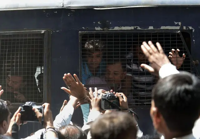 आरोपियों को ले जाती पुलिस वैन