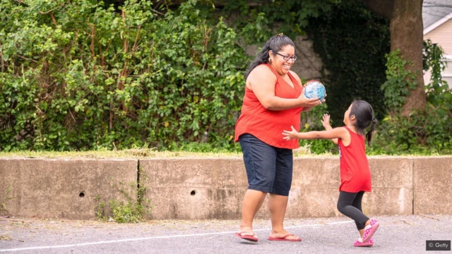 Mae e filha brincando