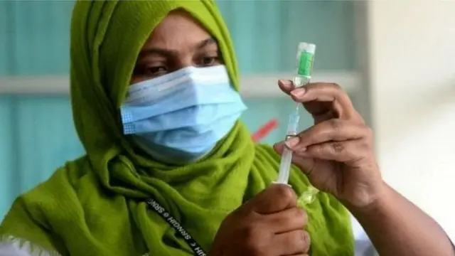 বাংলাদেশে এখন অক্সফোর্ড অ্যাস্ট্রাজেনেকার কোভিশিল্ড টিকা দেয়া হচ্ছে