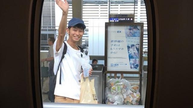 Morimoto en train de dire au revoir à la gare.