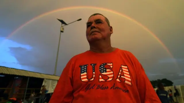 Migrante con camisa de Estados Unidos.