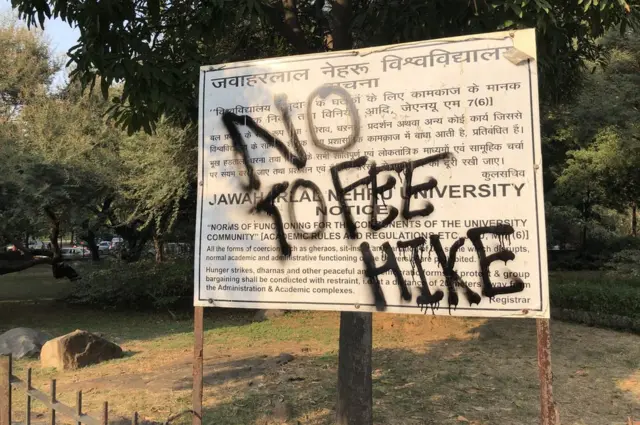 జేఎన్‌యూ ఫీజుల పెంపుకు వ్యతిరేకంగా విద్యార్థుల ఆందోళన