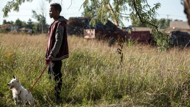 Filmka "A Stray", Jilaaga Aden wuxuu noqday wiil Soomaali ah oo dhibban oo markii dambe lahaaday eey habow ah