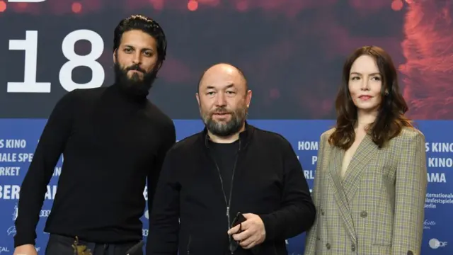 Тимур Бекмамбетов (в центре) и исполнители главных ролей в фильме "Профиль" Шазад Латиф и Валин Кейн на мировой премьере картины во время Берлинского кинофестиваля 17 февраля 2018 года.