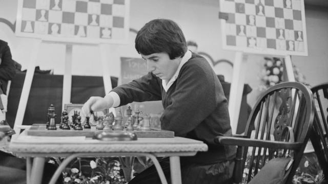 Nona Gaprindashvili juega una partida de ajedrez en el Congreso Internacional de Ajedrez en Londres el 30 de diciembre de 1964