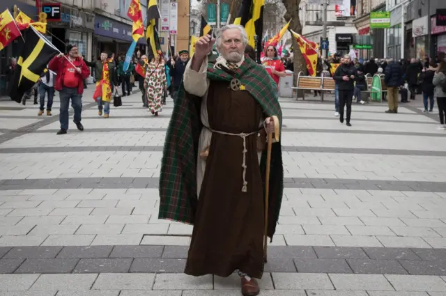 扮成聖大衛的男子