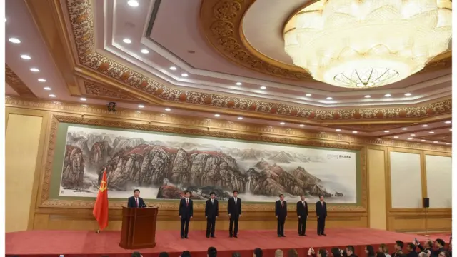 中共新一届常委亮相