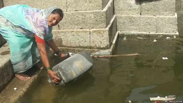 शांताबाई यांना शेजारच्या बारवातून पाणी आणावं लागतं.