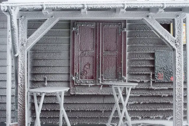 مبنى مغطى بالثلوج